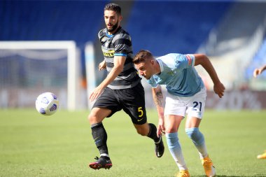 Roma, İtalya - 04 / 10 / 2020: Milinkoviç-Saviç (LAZIO), R.Gagliardini (Inter) İtalyan Serie A ligi 20 / 21 futbol karşılaşmasında SS Lazio ile FC Inter arasında Roma Olimpiyat Stadyumu 'nda oynanan karşılaşmada