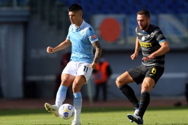 Roma, İtalya - 04 / 10 / 2020: Joaquin Correa, S.De Vrij (Inter) İtalya Serisi 20 / 21 futbol karşılaşmasında SS Lazio ile FC Inter arasında Roma Olimpiyat Stadyumu 'nda oynanan karşılaşmada