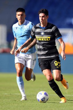Roma, İtalya - 04 / 10 / 2020: Joaquin Correa, A.Bastoni (Inter) İtalya Serisi A Ligi 'nde SS Lazio ile FC Inter arasında oynanan 20 / 21' lik futbol maçı sırasında Roma Olimpiyat Stadyumu 'nda eylem halindeydi.