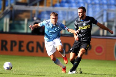 Roma, İtalya - 04 / 10 / 2020: Ciro Immobile (LAZIO), S.De Vrij (Inter) İtalyan Serie A ligi 20 / 21 futbol karşılaşmasında SS Lazio ile FC Inter arasında Roma Olimpiyat Stadyumu 'nda oynanan karşılaşmada