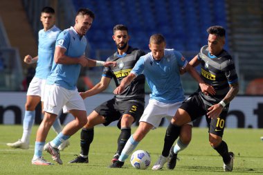 Roma, İtalya - 04 / 10 / 2020: Lucas Leiva (LAZIO), Lautaro Martinez (Inter) İtalyan Serisi A ligi 20 / 21 futbol karşılaşmasında SS Lazio ile FC Inter arasında Roma Olimpiyat Stadyumu 'nda oynanan karşılaşmada
