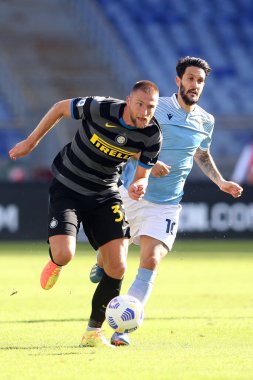 Roma, İtalya - 04 / 10 / 2020: M.Skriniar (Inter), Luis Alberto (LAZIO) İtalyan Serie A ligi 20 / 21 futbol karşılaşmasında SS Lazio ile FC Inter arasında Roma Olimpiyat Stadyumu 'nda oynanan karşılaşmada