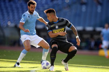 Roma, İtalya - 04 / 10 / 2020: Marco Parolo (LAZIO), Lautaro Martinez (Inter) İtalyan Serie A ligi 20 / 21 futbol karşılaşmasında SS Lazio ile FC Inter arasında Roma Olimpiyat Stadyumu 'nda oynanan karşılaşmada