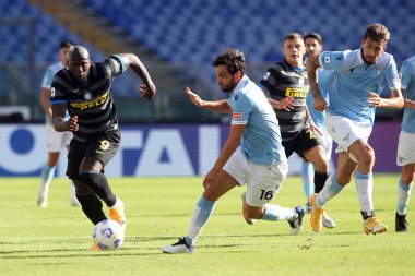 Roma, İtalya - 04 / 10 / 2020: R.Lukaku (Inter), Marco Parolo (LAZIO) İtalyan Serisi A ligi 20 / 21 futbol karşılaşmasında SS Lazio ile FC Inter arasında Roma Olimpiyat Stadyumu 'nda oynanan karşılaşmada