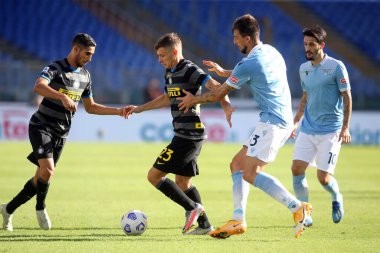 Roma, İtalya - 04 / 10 / 2020: N.Barella (Inter), Francesco Acerbi (LAZIO) İtalyan Serie A ligi 20 / 21 futbol karşılaşmasında SS Lazio ile FC Inter arasında Roma Olimpiyat Stadyumu 'nda oynanan karşılaşmada