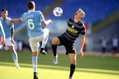 Roma, İtalya - 04 / 10 / 2020: Lucas Leiva (LAZIO), N.Barella (Inter) İtalyan Serisi A Ligi 20 / 21 futbol karşılaşmasında SS Lazio ile FC Inter arasında Roma Olimpiyat Stadyumu 'nda oynanan karşılaşmada
