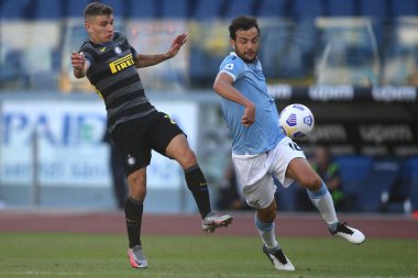 Roma, İtalya - 04 / 10 / 2020: N.Barella (Inter), Marco Parolo (LAZIO) İtalya Serie A ligi 20 / 21 futbol karşılaşmasında SS Lazio ile FC Inter arasında Roma Olimpiyat Stadyumu 'nda oynanan karşılaşmada