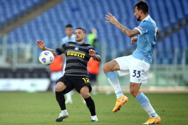 Roma, İtalya - 04 / 10 / 2020: S.Sensi (Inter), Francesco Acerbi (LAZIO) İtalya Serie A ligi 20 / 21 futbol karşılaşmasında SS Lazio ile FC Inter arasında Roma Olimpiyat Stadyumu 'nda oynanan karşılaşmada