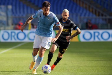 Roma, İtalya - 04 / 10 / 2020: Francesco Acerbi (LAZIO), M.Brozoviç (Inter) İtalyan Serisi A ligi 20 / 21 futbol karşılaşmasında SS Lazio ile FC Inter arasında Roma Olimpiyat Stadyumu 'nda oynanan karşılaşmada