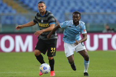Roma, İtalya - 04 / 10 / 2020: D.D 'Ambrosio (Inter), Akpa Akpro İtalya Serisi 20 / 21 futbol karşılaşmasında SS Lazio ile FC Inter arasında Roma Olimpiyat Stadyumu' nda oynanan karşılaşmada