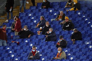 Roma, İtalya - 27 / 09 / 2020: Roma 'daki Olimpiyat Stadyumu' ndaki As Roma ve FC Juventus arasında oynanan İtalya Serie A ligi 20 / 21 futbol karşılaşmasında stadyuma dönen taraftarlar
