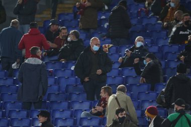Roma, İtalya - 27 / 09 / 2020: Roma 'daki Olimpiyat Stadyumu' ndaki As Roma ve FC Juventus arasında oynanan İtalya Serie A ligi 20 / 21 futbol karşılaşmasında stadyuma dönen taraftarlar
