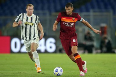 Roma, İtalya - 27 / 09 / 2020: D.KULUSEVSKI (JUVENTUS), Edin Dzeko (AS ROMA), Roma 'daki Olimpiyat Stadyumu' ndaki As Roma ve FC Juventus arasında oynanan İtalya Serie A Ligi 20 / 21 futbol karşılaşmasında görev aldı.