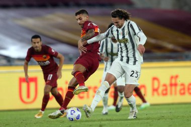 Roma, İtalya - 27 / 09 / 2020: Lorenzo Pellegrini (AS ROMA), A.RABIOT (JUVENTUS) Roma 'daki Olimpiyat Stadyumu' nda oynanan Roma Serie A Ligi 20 / 21 futbol karşılaşması sırasında