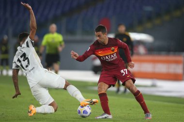 Roma, İtalya - 27 / 09 / 2020: DANILO (JUVENTUS), Leonardo Spinazzola (AS ROMA) Roma 'daki Olimpiyat Stadyumu' nda oynanan Roma Serie A Ligi 20 / 21 futbol karşılaşması sırasında