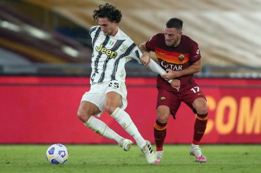 Roma, İtalya - 27 / 09 / 2020: A.RABIOT (JUVENTUS), Leonardo Spinazzola (AS ROMA), Roma 'daki Olimpiyat Stadyumu' nda Roma ve FC Juventus arasında oynanan Roma Serie A ligi 20 / 21 futbol karşılaşmasında görev aldı.