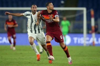 Roma, İtalya - 27 / 09 / 2020: G.CHIELLINI (JUVENTUS), Edin Dzeko (AS ROMA) İtalyan Serie A ligi 20 / 21 futbol karşılaşmasında Roma 'daki Olimpiyat Stadyumu' nda As Roma ve FC Juventus arasında oynanan karşılaşmada