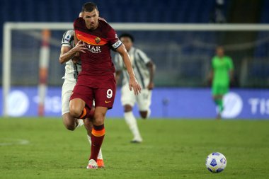 Roma, İtalya - 27 / 09 / 2020: Edin Dzeko (AS ROMA), Roma 'daki Olimpiyat Stadyumu' nda Roma ve FC Juventus arasında oynanan İtalya Serie A Ligi 20 / 21 futbol karşılaşmasında görev aldı.