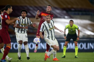 Roma, İtalya - 27 / 09 / 2020: G.CHIELLINI (JUVENTUS), Ürdün Veretout (AS ROMA) İtalyan Serisi A Ligi 20 / 21 futbol karşılaşmasında Roma 'daki Olimpiyat Stadyumu' nda As Roma ve FC Juventus arasında oynanan karşılaşmada