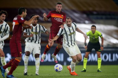 Roma, İtalya - 27 / 09 / 2020: G.CHIELLINI (JUVENTUS), Ürdün Veretout (AS ROMA) İtalyan Serisi A Ligi 20 / 21 futbol karşılaşmasında Roma 'daki Olimpiyat Stadyumu' nda As Roma ve FC Juventus arasında oynanan karşılaşmada