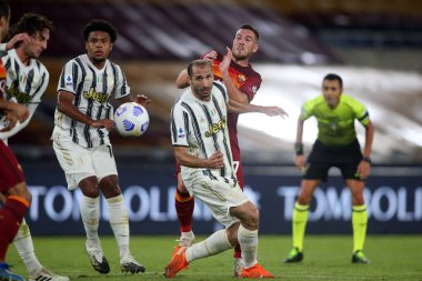 Roma, İtalya - 27 / 09 / 2020: G.CHIELLINI (JUVENTUS), Ürdün Veretout (AS ROMA) İtalyan Serisi A Ligi 20 / 21 futbol karşılaşmasında Roma 'daki Olimpiyat Stadyumu' nda As Roma ve FC Juventus arasında oynanan karşılaşmada