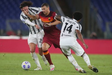 Roma, İtalya - 27 / 09 / 2020: Edin Dzeko (AS ROMA), Roma 'daki Olimpiyat Stadyumu' nda Roma ve FC Juventus arasında oynanan İtalya Serie A Ligi 20 / 21 futbol karşılaşmasında görev aldı.