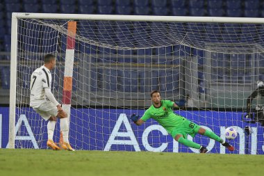 Roma, İtalya - 27 / 09 / 2020: CR7 CRISTIANO RONALDO (JUVENTUS), Roma 'daki Olimpiyat Stadyumu' nda oynanan Roma Serie A Ligi 20 / 21 futbol karşılaşmasında gol attı.