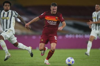 Roma, İtalya - 27 / 09 / 2020: Ürdün Veretout (AS ROMA), W. MCKENNIE (JUVENTUS), Roma 'daki Olimpiyat Stadyumu' nda oynanan Roma Serie A Ligi 20 / 21 futbol karşılaşmasında