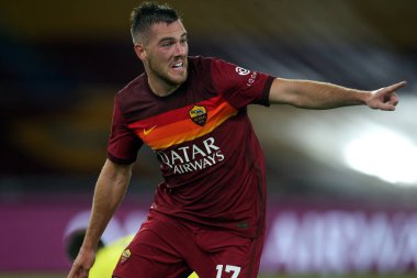 Roma, İtalya - 27 / 09 / 2020: Jordan Veretout (AS ROMA), Roma 'daki Olimpiyat Stadyumu' nda Roma ve FC Juventus arasında oynanan İtalya Serie A ligi 20 / 21 futbol maçında golü attı ve bunu kutladı.
