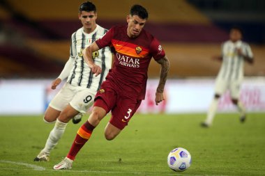 Roma, İtalya - 27 / 09 / 2020: Roger Ibanez (AS ROMA) İtalyan Serisi A Ligi 20 / 21 'de Roma' daki Olimpiyat Stadyumu 'nda As Roma ve FC Juventus arasında oynanan karşılaşmada