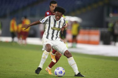 Roma, İtalya - 27 / 09 / 2020: Pedro (AS ROMA), J.CUADRADO (JUVENTUS) İtalyan Serisi A ligi 20 / 21 'de Roma' daki Olimpiyat Stadyumu 'nda Roma ve FC Juventus arasında oynanan karşılaşmada