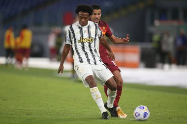 Roma, İtalya - 27 / 09 / 2020: Pedro (AS ROMA), J.CUADRADO (JUVENTUS) İtalyan Serisi A ligi 20 / 21 'de Roma' daki Olimpiyat Stadyumu 'nda Roma ve FC Juventus arasında oynanan karşılaşmada
