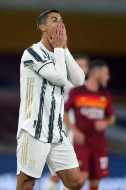 Roma, İtalya - 27 / 09 / 2020: CR7 CRISTIANO RONALDO (JUVENTUS), Roma 'daki Olimpiyat Stadyumu' nda Roma ile FC Juventus arasında oynanan İtalya Serie A Ligi 20 / 21 futbol karşılaşması sırasında faaliyet gösterdi