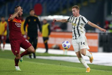 Roma, İtalya - 27 / 09 / 2020: Davide Santon (AS ROMA), D.KULUSEVSKI (JUVENTUS), Roma 'daki Olimpiyat Stadyumu' ndaki As Roma ve FC Juventus arasında oynanan İtalya Serie A ligi 20 / 21 futbol karşılaşmasında görev aldı.