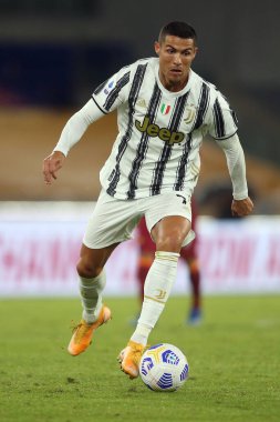 Roma, İtalya - 27 / 09 / 2020: CR7 CRISTIANO RONALDO (JUVENTUS), Roma 'daki Olimpiyat Stadyumu' nda Roma ile FC Juventus arasında oynanan İtalya Serie A Ligi 20 / 21 futbol karşılaşması sırasında faaliyet gösterdi