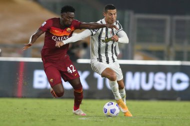 Roma, İtalya - 27 / 09 / 2020: Amadou Diawara (AS ROMA), CR7 CRISTIANO RONALDO (JUVENTUS) İtalyan Serie A ligi 20 / 21 futbol karşılaşmasında Roma 'daki Olimpiyat Stadyumu' nda As Roma ve FC Juventus arasında oynanan karşılaşmada
