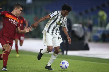 Roma, İtalya - 27 / 09 / 2020: Gianluca Mancini (AS ROMA), J.CUADRADO (JUVENTUS) İtalyan Serie A ligi 20 / 21 futbol karşılaşmasında Roma 'daki Olimpiyat Stadyumu' nda As Roma ve FC Juventus arasında oynanan karşılaşmada