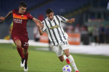 Roma, İtalya - 27 / 09 / 2020: Gianluca Mancini (AS ROMA), FRABOTTA (JUVE) İtalyan Serie A ligi 20 / 21 futbol karşılaşmasında Roma 'daki Olimpiyat Stadyumu' nda As Roma ve FC Juventus arasında oynanan karşılaşmada