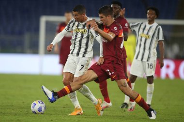 Roma, İtalya - 27 / 09 / 2020: CR7 CRISTIANO RONALDO (JUVENTUS), Javier Pastore (AS ROMA) İtalyan Serie A ligi 20 / 21 'de Roma' daki Olimpiyat Stadyumu 'nda As Roma ve FC Juventus arasında oynanan karşılaşmada