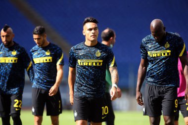 Roma, İtalya - 04 / 10 / 2020: Lautaro Martinez (Inter), R.Lukaku (Inter) İtalya Serisi 20 / 21 futbol karşılaşması öncesinde SS Lazio ile FC Inter arasında Roma Olimpiyat Stadyumu 'nda oynanan karşılaşma