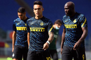 Roma, İtalya - 04 / 10 / 2020: Lautaro Martinez (Inter), R.Lukaku (Inter) İtalya Serisi 20 / 21 futbol karşılaşması öncesinde SS Lazio ile FC Inter arasında Roma Olimpiyat Stadyumu 'nda oynanan karşılaşma