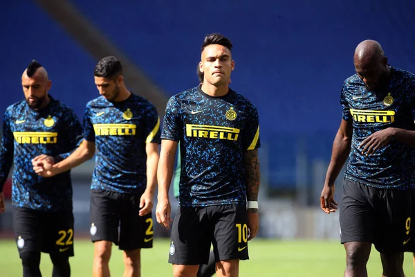 Roma, İtalya - 04 / 10 / 2020: Lautaro Martinez (Inter), R.Lukaku (Inter) İtalya Serisi 20 / 21 futbol karşılaşması öncesinde SS Lazio ile FC Inter arasında Roma Olimpiyat Stadyumu 'nda oynanan karşılaşma