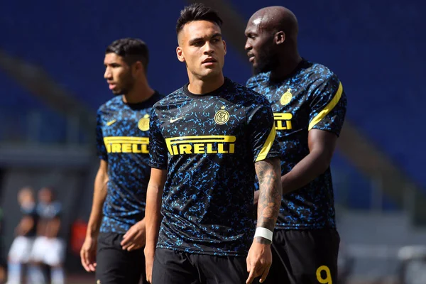 Roma, İtalya - 04 / 10 / 2020: Lautaro Martinez (Inter), R.Lukaku (Inter) İtalya Serisi 20 / 21 futbol karşılaşması öncesinde SS Lazio ile FC Inter arasında Roma Olimpiyat Stadyumu 'nda oynanan karşılaşma