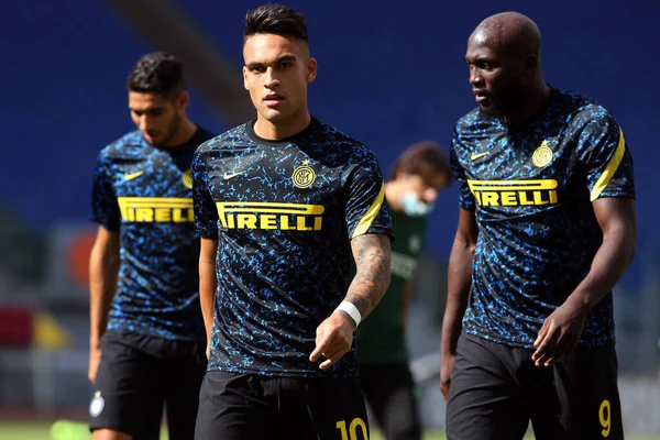 Roma, İtalya - 04 / 10 / 2020: Lautaro Martinez (Inter), R.Lukaku (Inter) İtalya Serisi 20 / 21 futbol karşılaşması öncesinde SS Lazio ile FC Inter arasında Roma Olimpiyat Stadyumu 'nda oynanan karşılaşma