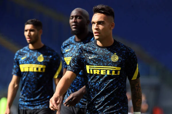 Roma, İtalya - 04 / 10 / 2020: Lautaro Martinez (Inter), R.Lukaku (Inter) İtalya Serisi 20 / 21 futbol karşılaşması öncesinde SS Lazio ile FC Inter arasında Roma Olimpiyat Stadyumu 'nda oynanan karşılaşma