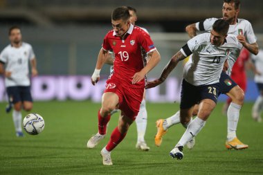 Florence 07 / 10 / 2020: Nicolaescu (Moldova), GMANCINI (italy) Floransa 'daki Artemio Franchi stadyumunda İtalya ile Moldova arasında oynanan dostluk karşılaşmasında eylem halindeler.