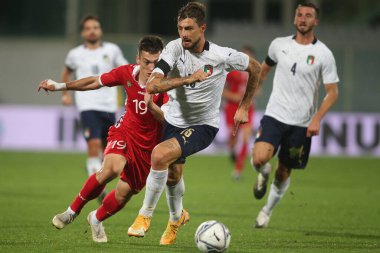 Florence 07 / 10 / 2020: Nicolaescu (Moldova), F.Acerbi (ITALY) Floransa 'daki Artemio Franchi stadyumunda İtalya ile Moldova arasında oynanan dostluk karşılaşmasında eylem halindeler.