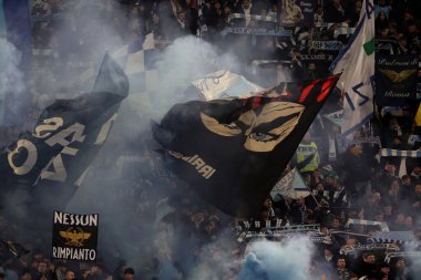 Roma, İtalya 01.03.2024: İtalyan Serie A TIM 2023-2024 futbol karşılaşmasında Lazio taraftarları Roma 'daki Olimpiyat Stadyumu' nda SS LAZIO 'ya karşı AC MILAN bayrakları ve sis bombaları kullandılar.