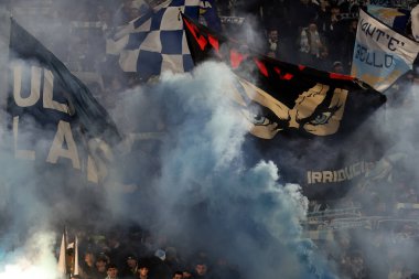 Roma, İtalya 01.03.2024: İtalyan Serie A TIM 2023-2024 futbol karşılaşmasında Lazio taraftarları Roma 'daki Olimpiyat Stadyumu' nda SS LAZIO 'ya karşı AC MILAN bayrakları ve sis bombaları kullandılar.