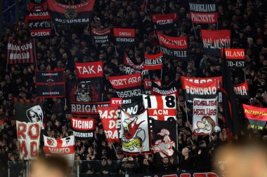 Roma, İtalya 01.03.2024: İtalyan Serie A TIM 2023-2024 futbol karşılaşmasında Milan taraftarları Roma 'daki Olimpiyat Stadyumu' nda SS LAZIO-AC MILAN maçında bayraklar ve sis bombaları kullandılar.